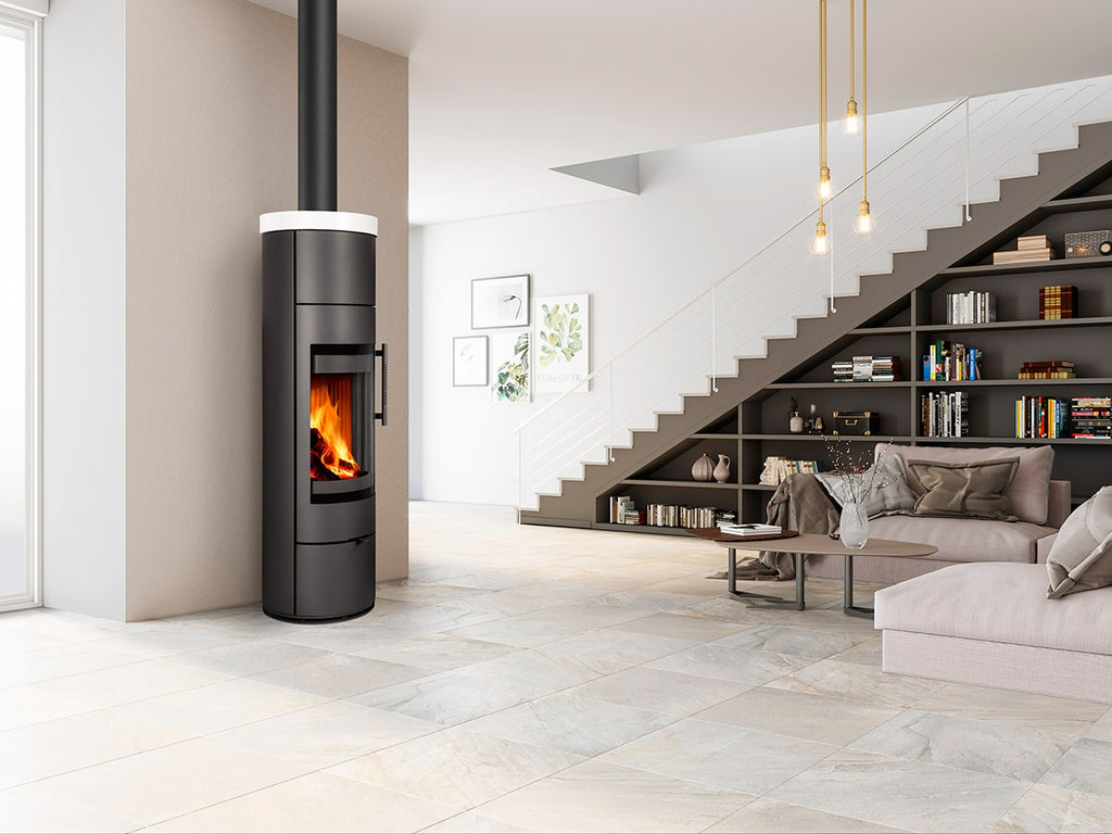 Soba ceramica Alea 01 A instalata living modern cu canapea si scara