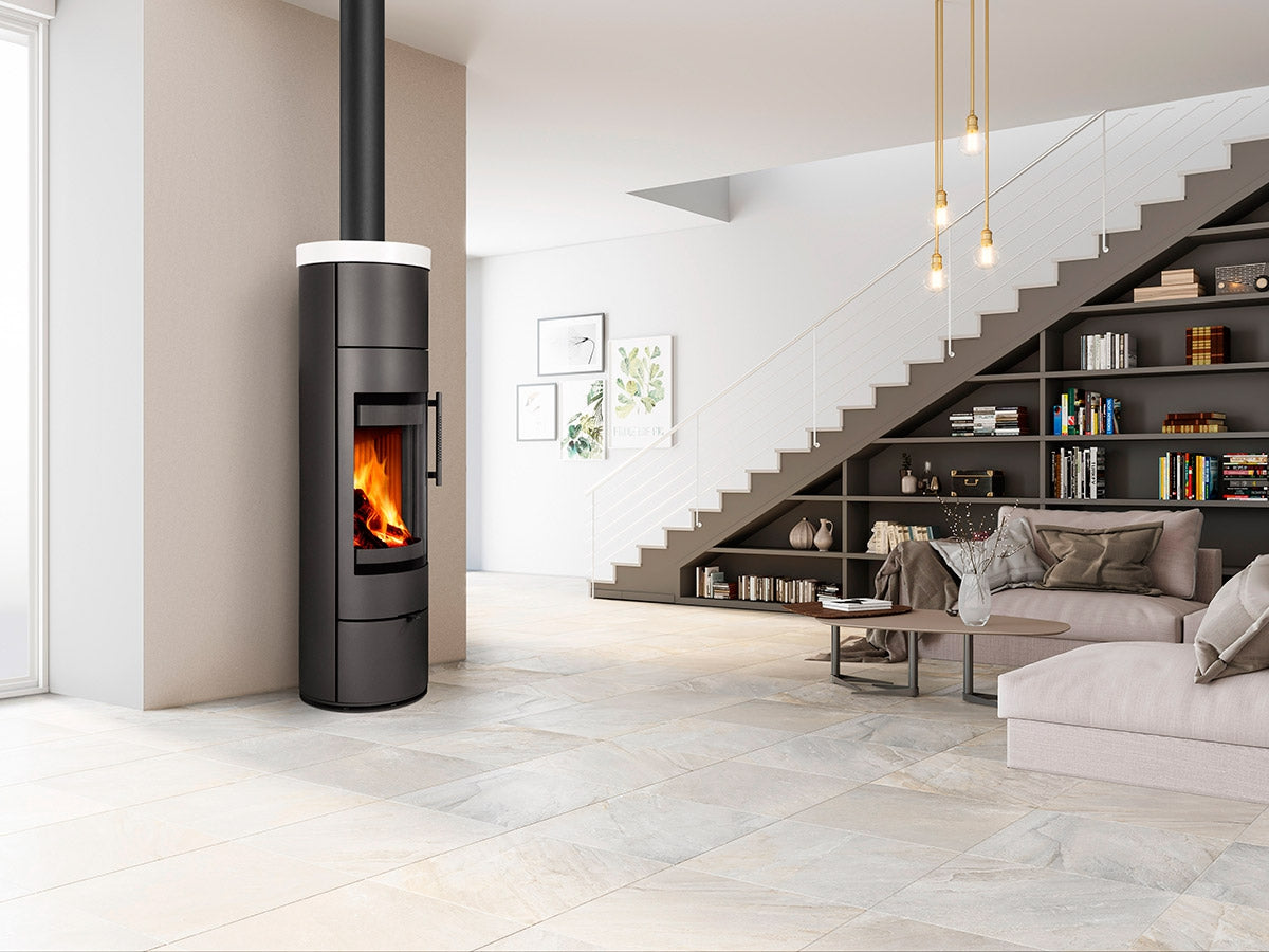 Soba ceramica Alea 01 A instalata living modern cu canapea si scara