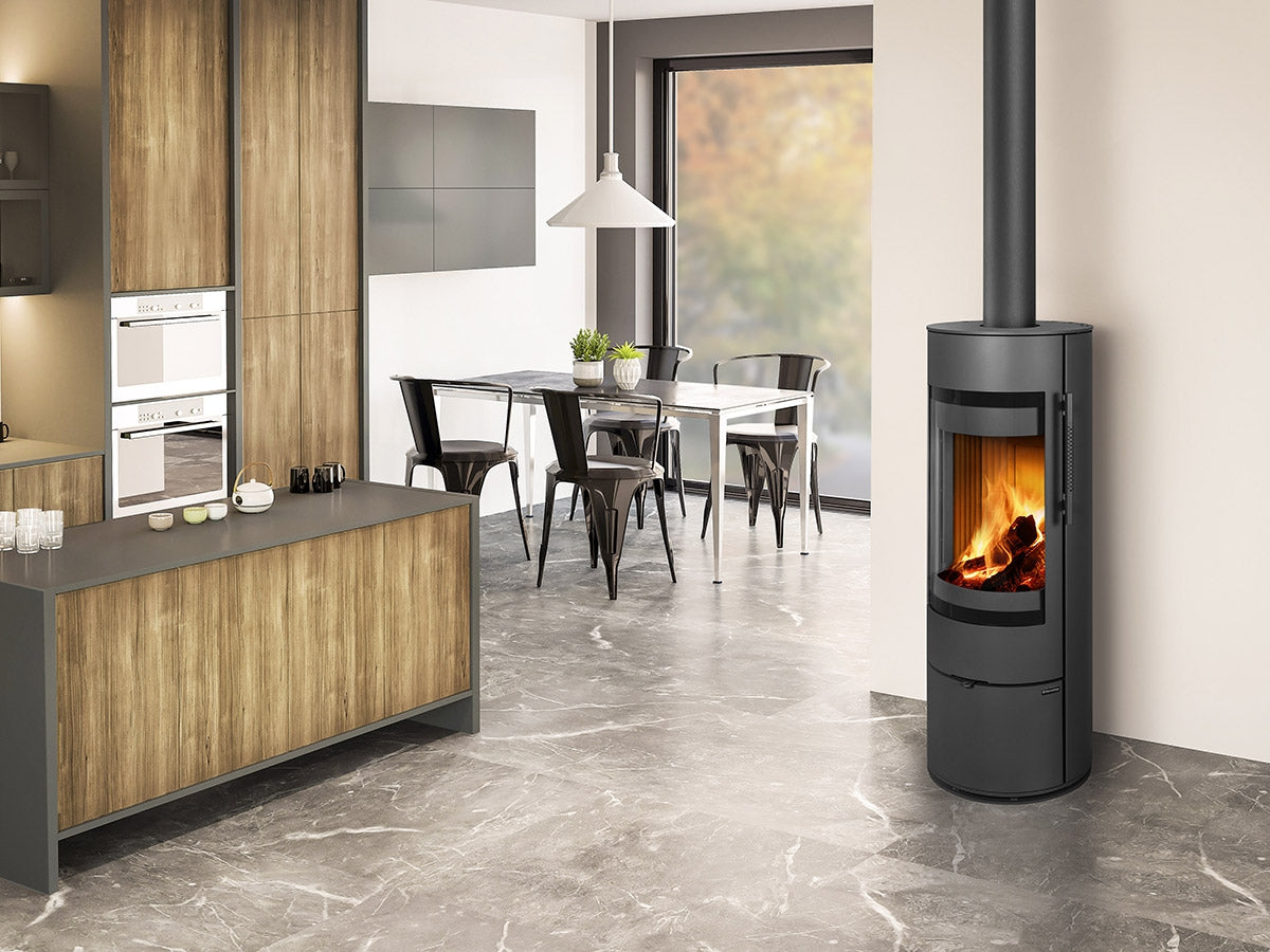 Soba metalica rotativa Alea 03 montata in bucatarie cu design modern