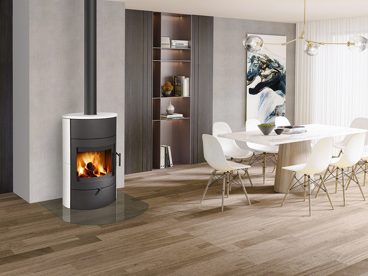 Soba ceramica Burgos 01 intr-un living elegant cu loc de luat masa si bibliioteca