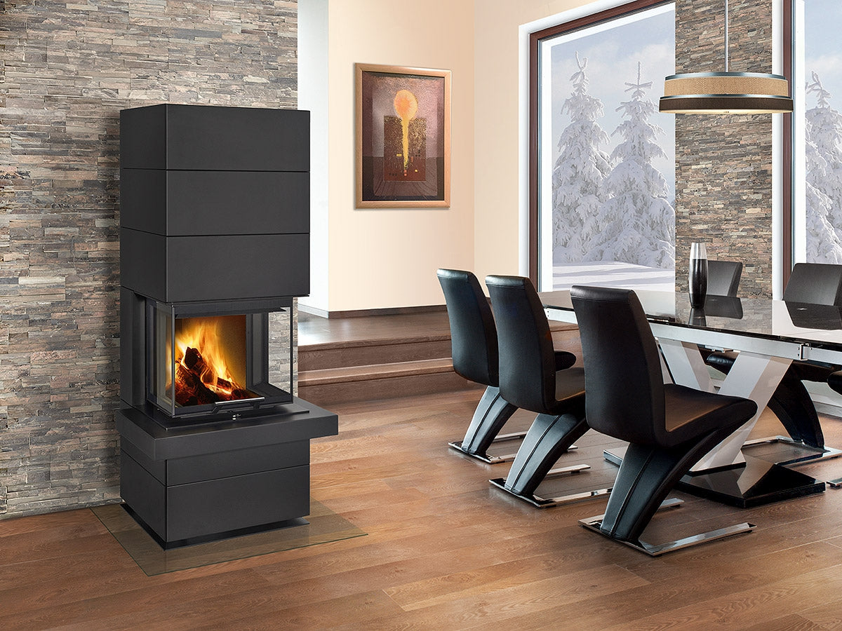 Semineu modular slim negru, cu geam pe trei laturi, montat in living cu design modern
