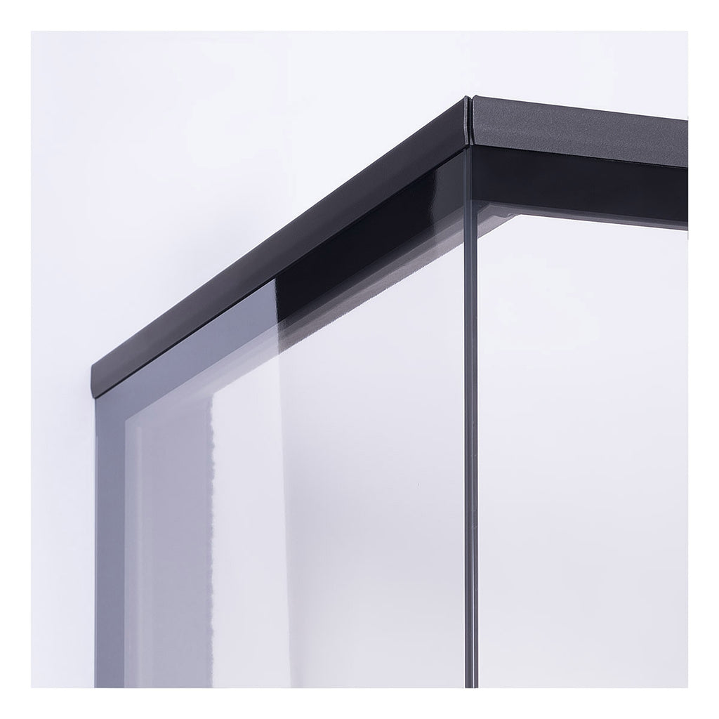 Detaliu imbinare sticla la colt pentru focar de semineu pe lemne. Design modern cu geam transparent in doua parti, fixat discret in rama metalica neagra. Structura robusta asigura o vedere clara asupra flacarilor, fara elemente vizibile de imbinare.