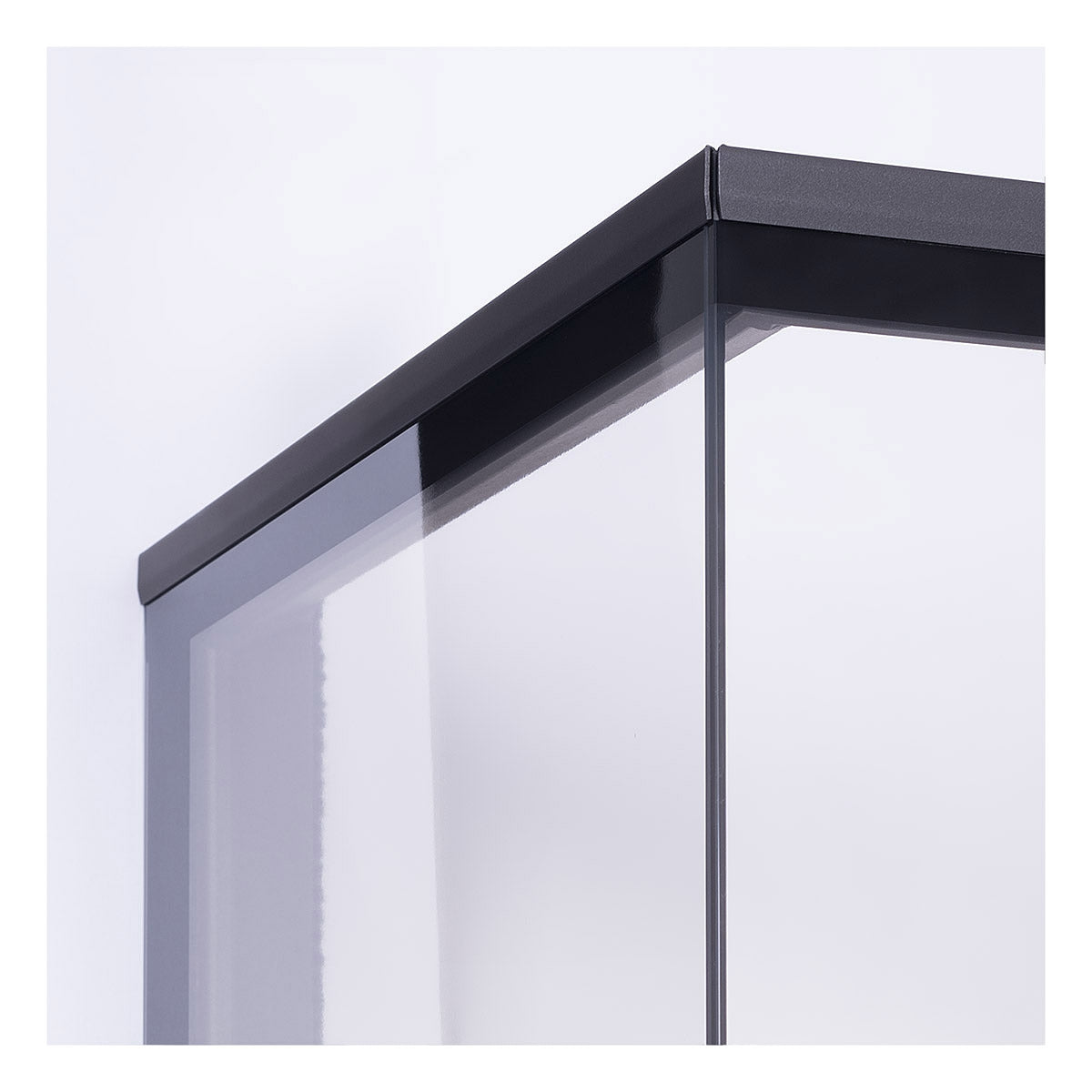 Detaliu imbinare sticla la colt pentru focar de semineu pe lemne. Design modern cu geam transparent in doua parti, fixat discret in rama metalica neagra. Structura robusta asigura o vedere clara asupra flacarilor, fara elemente vizibile de imbinare.