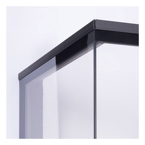 Detaliu imbinare sticla la colt pentru focar de semineu pe lemne. Design modern cu geam transparent in doua parti, fixat discret in rama metalica neagra. Structura robusta asigura o vedere clara asupra flacarilor, fara elemente vizibile de imbinare.