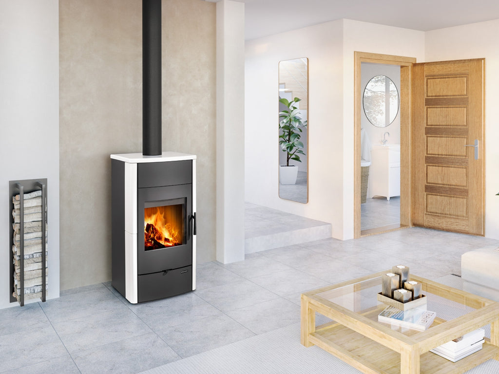 Soba ceramica Espera 01 instalata in living luminos langa accesoriu de perete pentru depozitare lemne
