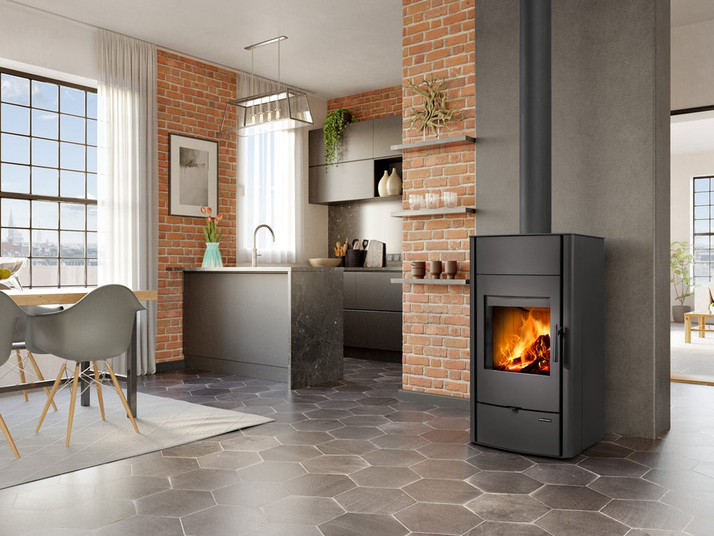 Soba metalica centrala termica Espera 03 montata in living modern cu accente industriale si pereti placati cu caramida decorativa