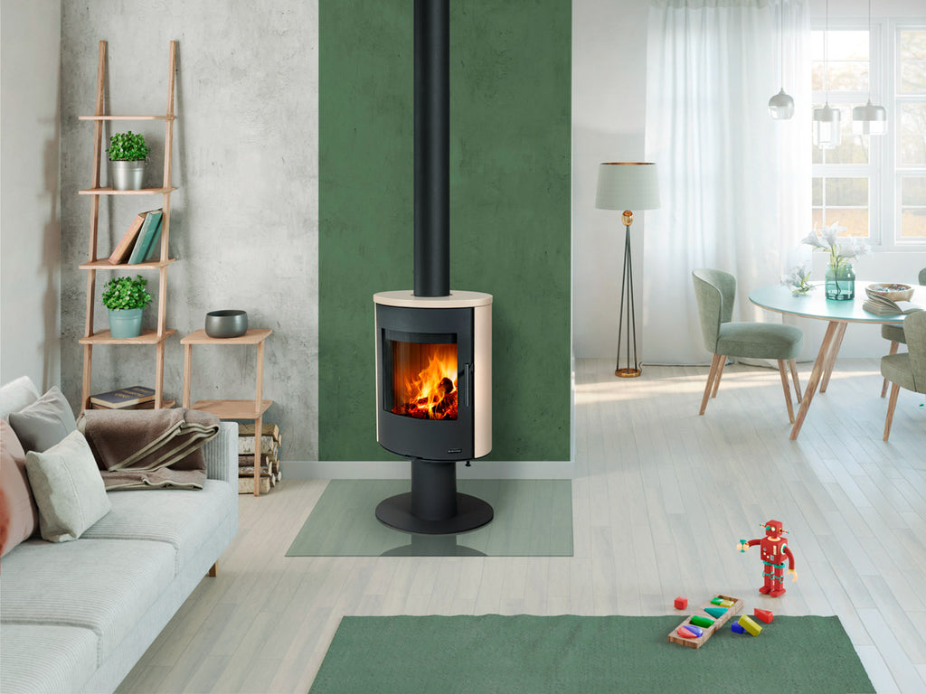 Soba pe lemne moderna cilindrica cu geam frontal si foc vizibil, instalata in living luminos contemporan, design minimalist cu cos de evacuare vertical.