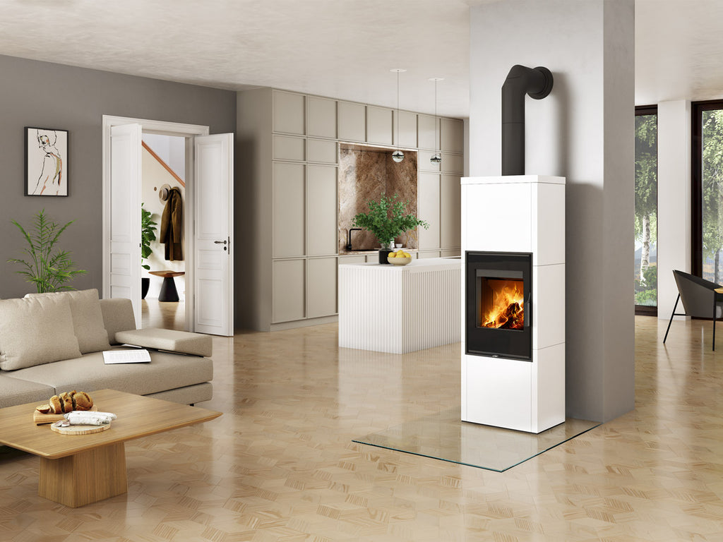 Living modern open-space cu soba Fantasy 1 - Romotop, alba, central, canapea crem si bucatarie minimalista in fundal, totul intr-un design luminos si elegant.