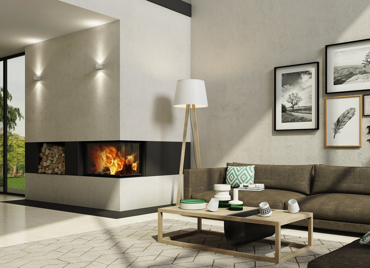 Living modern cu semineu pe lemne colt dreapta, integrat intr-un perete alb cu accente negre. Flacarile sunt vizibile prin geamul mare cu doua laturi, creand o atmosfera calda. Depozit lateral pentru lemne incorporat, completand designul elegant. Zona de relaxare include o canapea maro, o masuta minimalista din lemn si decoratiuni in nuante naturale, oferind un ambient sofisticat si primitor.