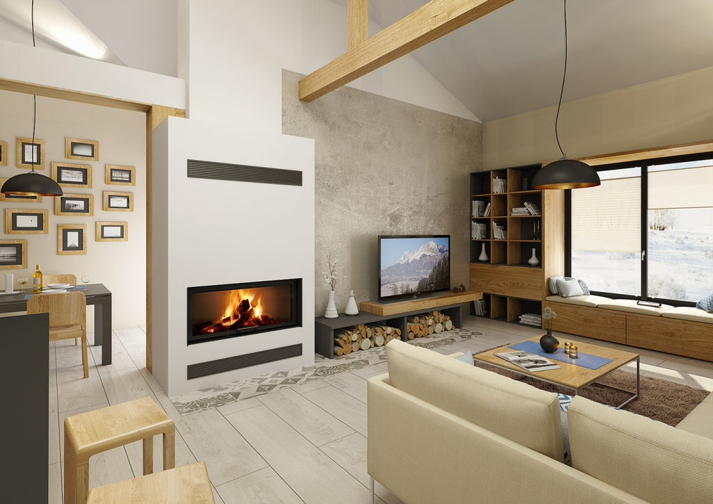Semineu modern cu focar pe lemne, integrat intr-un perete alb cu grile de ventilatie. Flacarile sunt vizibile prin geamul panoramic lat, creand un ambient primitor in living. Design elegant cu accente din lemn, spatiu de depozitare pentru lemne si colt de lectura langa fereastra. Zona de relaxare include canapele confortabile, o masuta de cafea si decor minimalist in tonuri naturale.