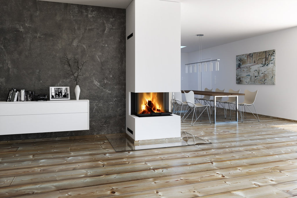 Semineu modern trei laturi, cu sticla panoramica, instalat intr-un living elegant cu podea din lemn masiv si pereti contrastanti. Flacarile ard intens in interiorul focarului incastrat, oferind o atmosfera calda si primitoare. Designul minimalist al semineului, cu carcasa alba si ventilatii discrete, se integreaza perfect in decorul contemporan, delimitand subtil zona de dining cu masa si scaune moderne. 