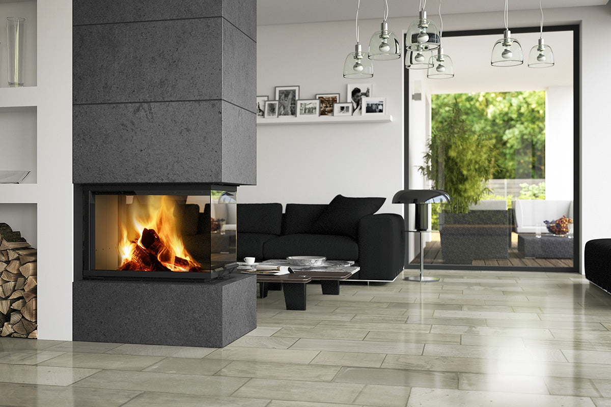 Living elegant cu semineu panoramic, avand un focar panoramic cu trei laturi si un finisaj din piatra gri-inchis. Flacarile ard intens, oferind un ambient cald intr-o incapere decorata in stil modern, cu podea din gresie deschisa si mobilier minimalist in nuante de negru si alb.  Stiva de lemne asezata langa semineu adauga un accent sofisticat.