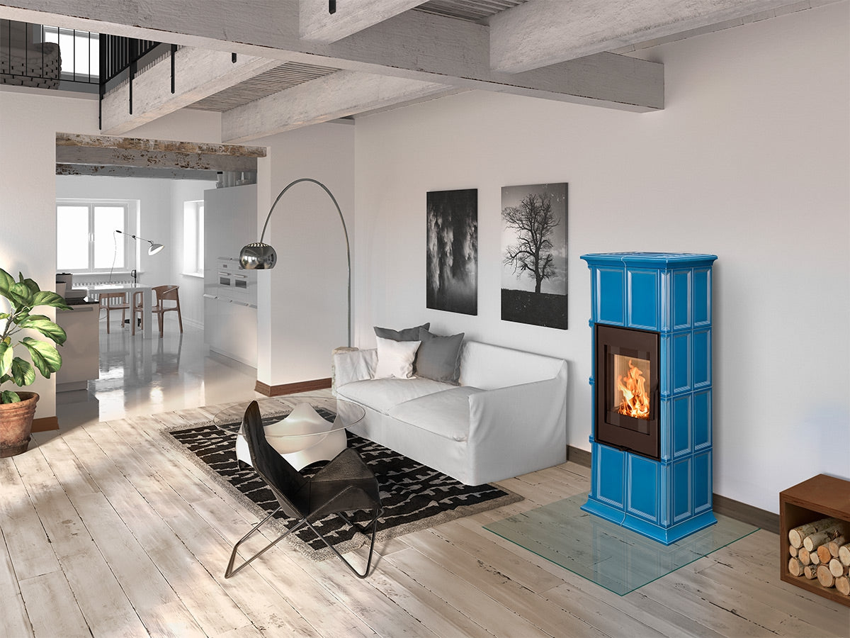 Living rustic-modern cu grinzi de lemn, canapea alba si soba Gremio pe lemne de  albastru vibrant din teracota, intr-un spatiu deschis si primitor.