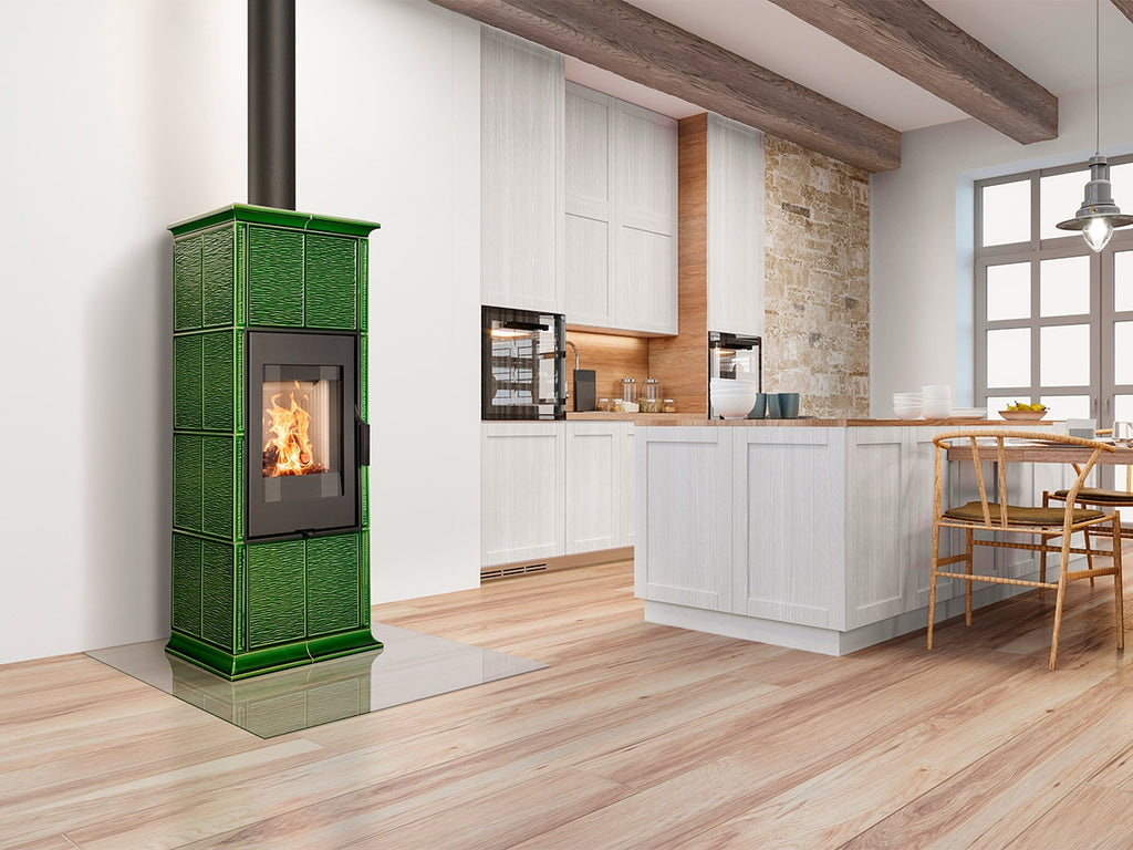 Soba teracota Gremio 3 instalata intr-o bucatarie moderna luminoasa cu insula alba oferind un accent de culoare si stil intr-un decor cu grinzi de lemn. 