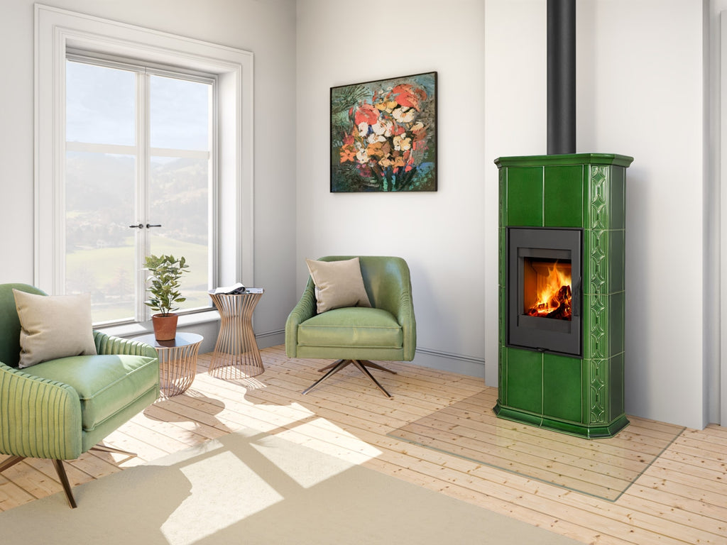 Soba teracota Gremio 4 montata in living luminos cu fotolii verzi si fereastra mare, intr-un design interior armonios si plin de stil. 