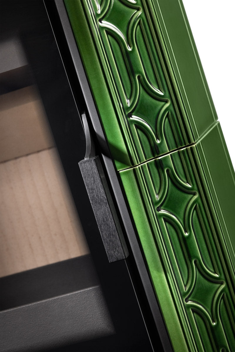 Detaliu soba pe lemne GREMIO 4 din teracota verde smarald cu model geometric in relief si usa metalica neagra, ideala pentru incalzire eficienta si design.