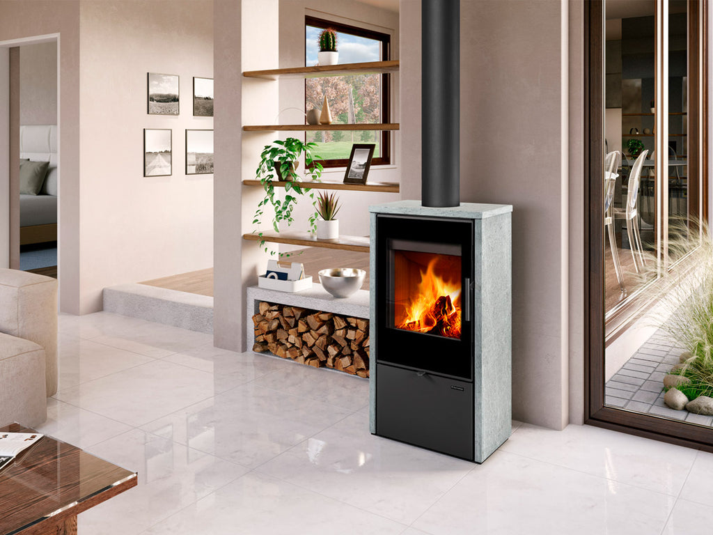 Soba pe lemne moderna Laredo F20 cu finisaj gri din piatra, amplasata intr-un living luminos cu spatiu de depozitare pentru lemne si design interior elegant.