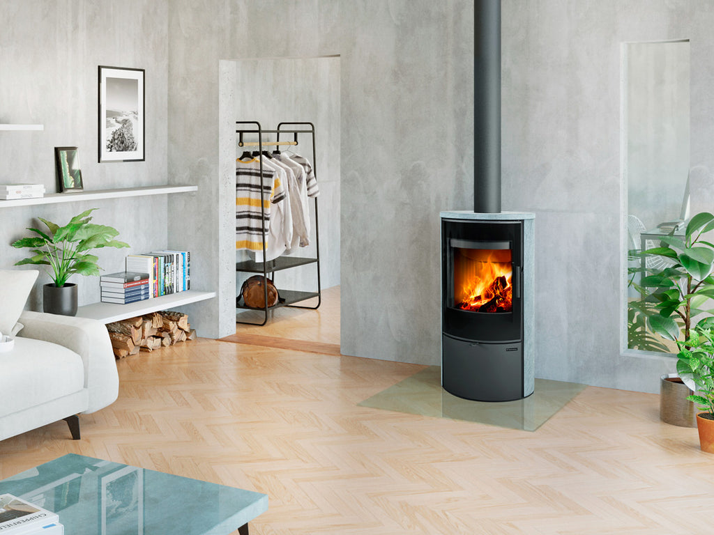 Soba piatra serpentin Laredo 20 S amplasata intr-un living minimalist cu pereti gri, parchet deschis si decor interior modern.