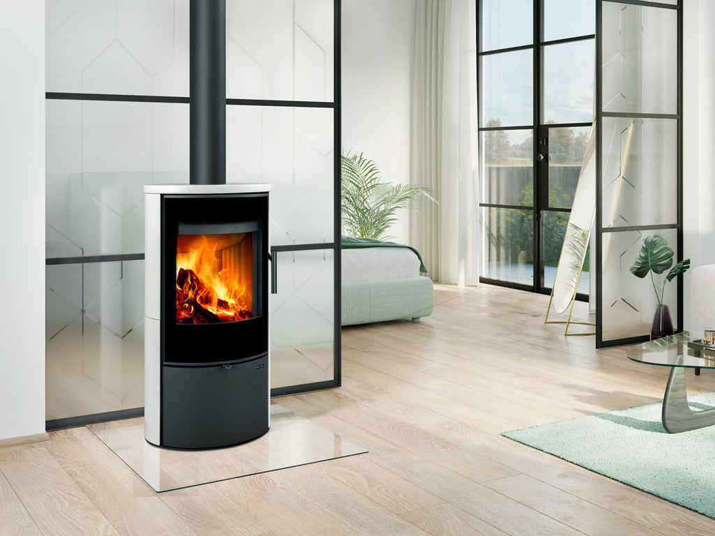 Soba pe lemne moderna Laredo cu design curbat alb-negru, ideala pentru incalzire in dormitor sau living, integrata intr-un decor minimalist si elegant.