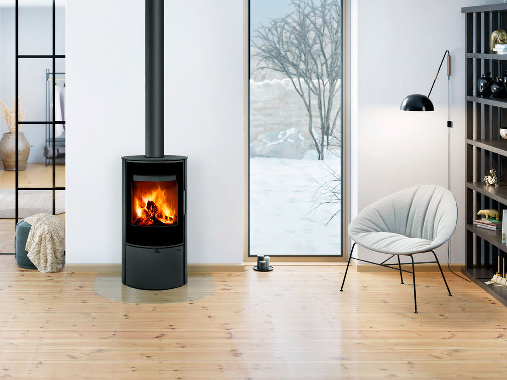 Soba metalica Laredo 30 , forma cilindrica, instalata in living cu design minimalis, ferestre mari