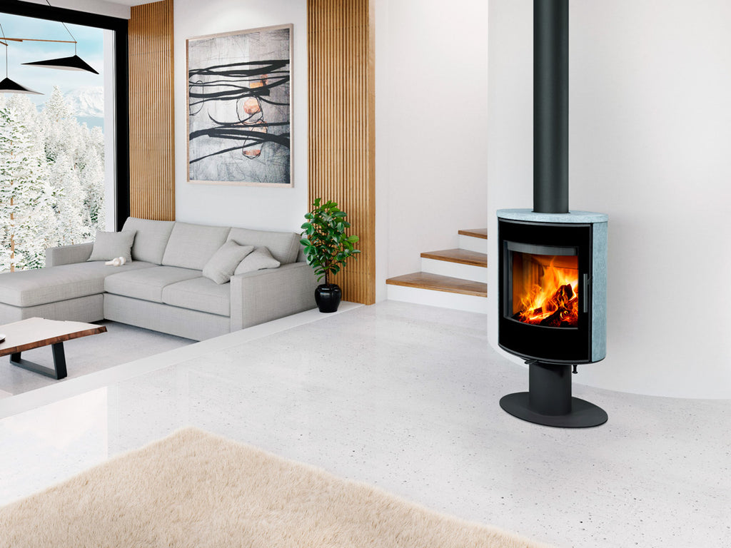 Soba piatra serpentin rotativa Laredo T 20 amplasata in zona scarilor dintr-un living modern cu riflaje pe perete