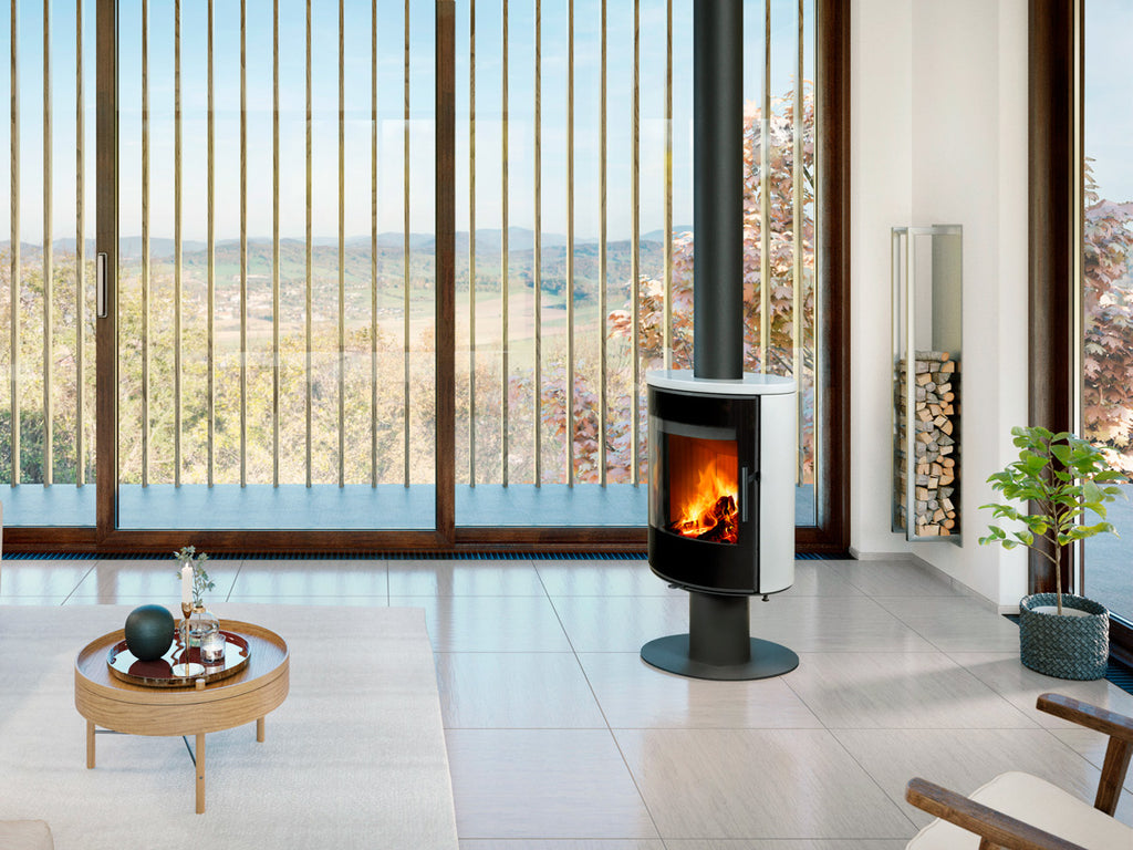 Soba ceramica rotativa Laredo T 10 montata in coltul unui living spatios si modern, cu raft de depozitare lemne