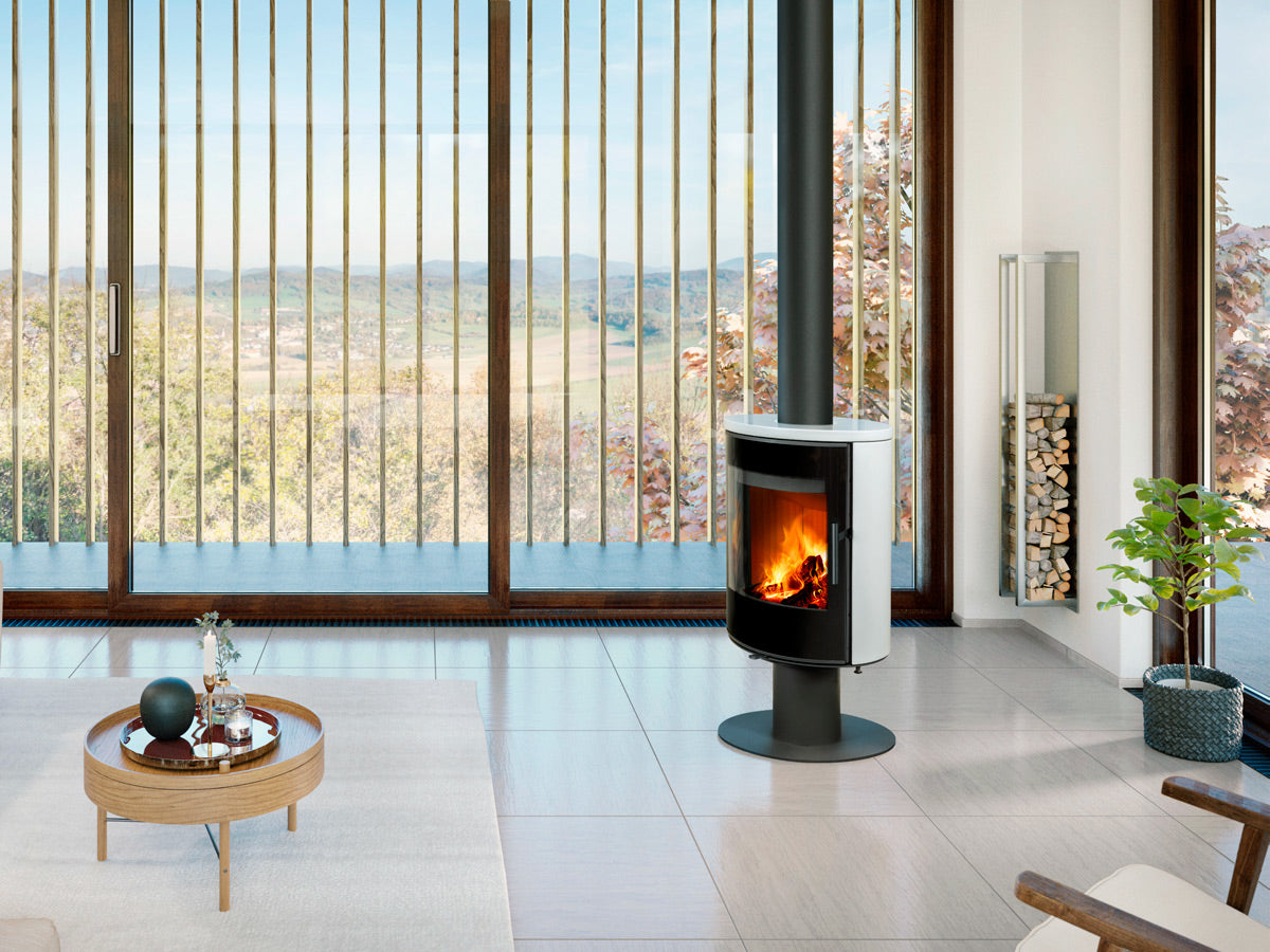 Soba ceramica rotativa Laredo T 10 montata in coltul unui living spatios si modern, cu raft de depozitare lemne
