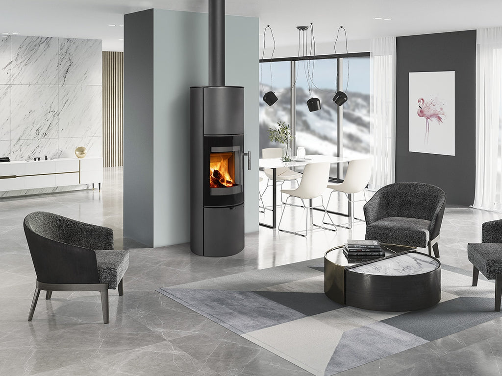 Soba metalica cu acumulare Lugano 03 A instalata intr-un living spatios modern, cu accente de gri