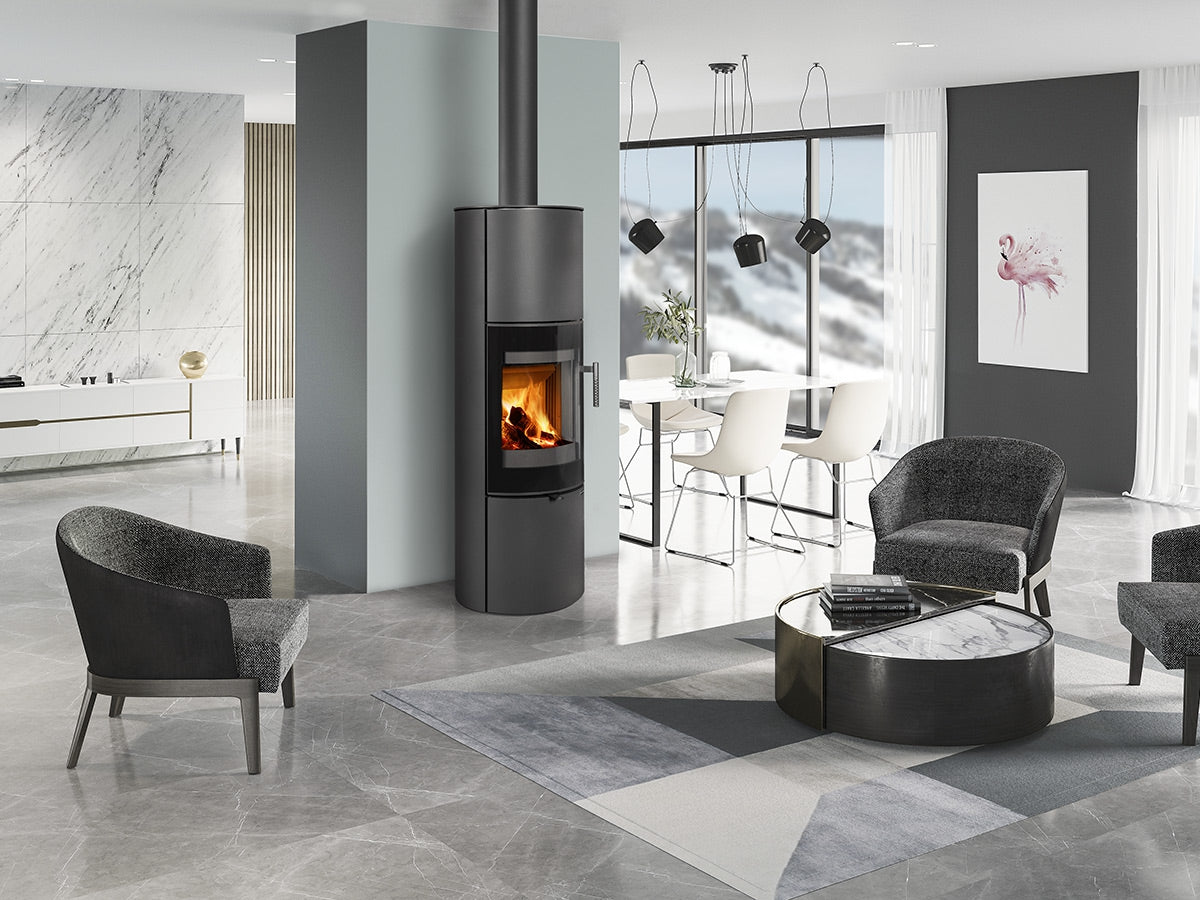 Soba metalica cu acumulare Lugano 03 A instalata intr-un living spatios modern, cu accente de gri