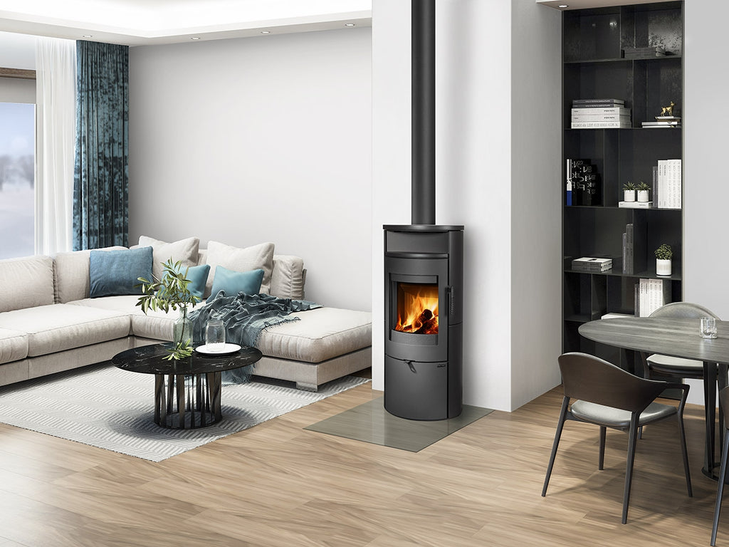 Soba ceramica Lugo N 01 instalata in living modern cu accente de bleu