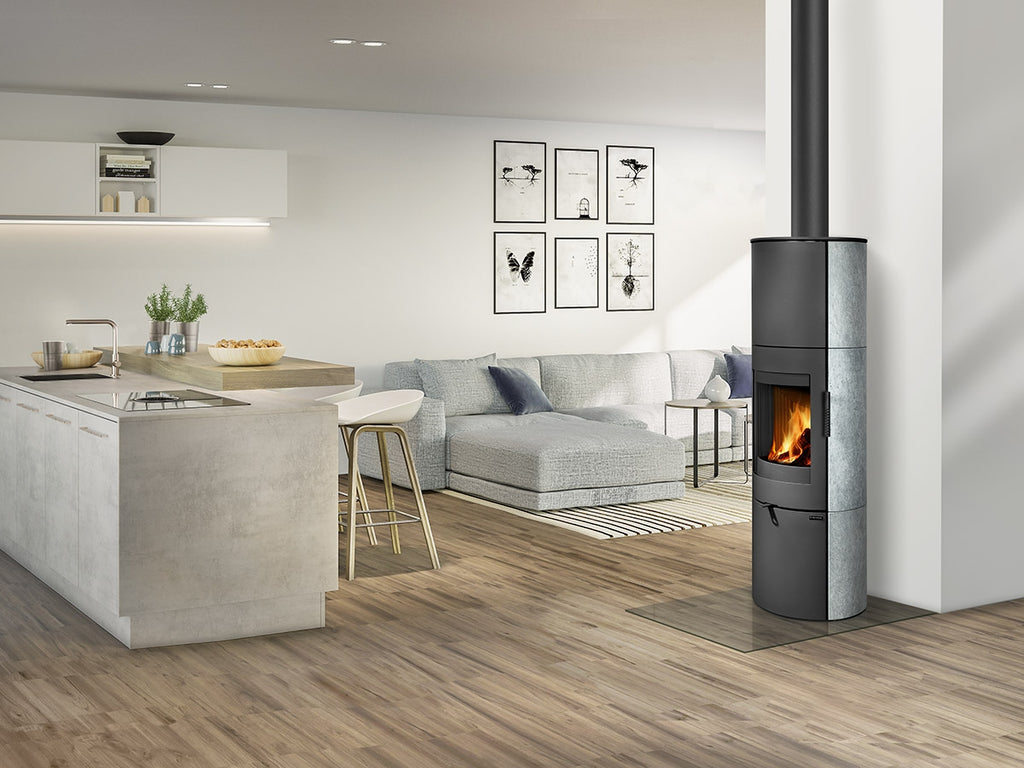 Soba piatra serpentin Lugo N 02 A montata intr-un casa moderna cu living spatios si luminos