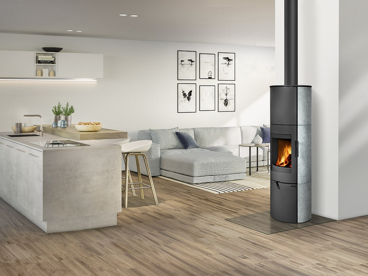 Soba piatra serpentin Lugo N 02 A montata intr-un casa moderna cu living spatios si luminos