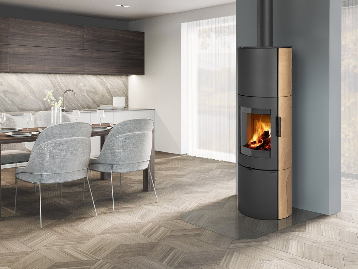 Soba piatra sandstone cu acumulare Lugo N 04 A instalata langa dining 