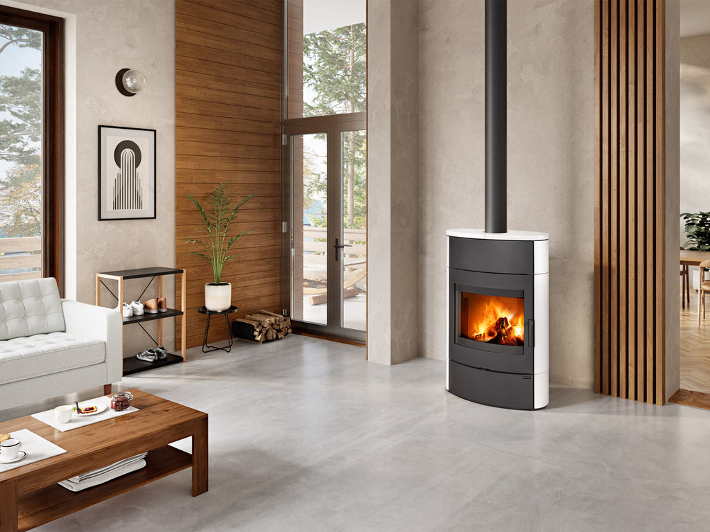 Soba ceramica cu acumulare Navia H 10 in living modern, inalt si spatios, cu accente de lemn si pardoseala gri