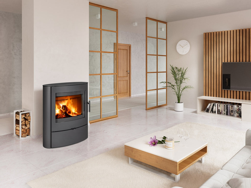 Soba metalica Navia 30 instalata intr-un ambient modern cu accente de stil japandi