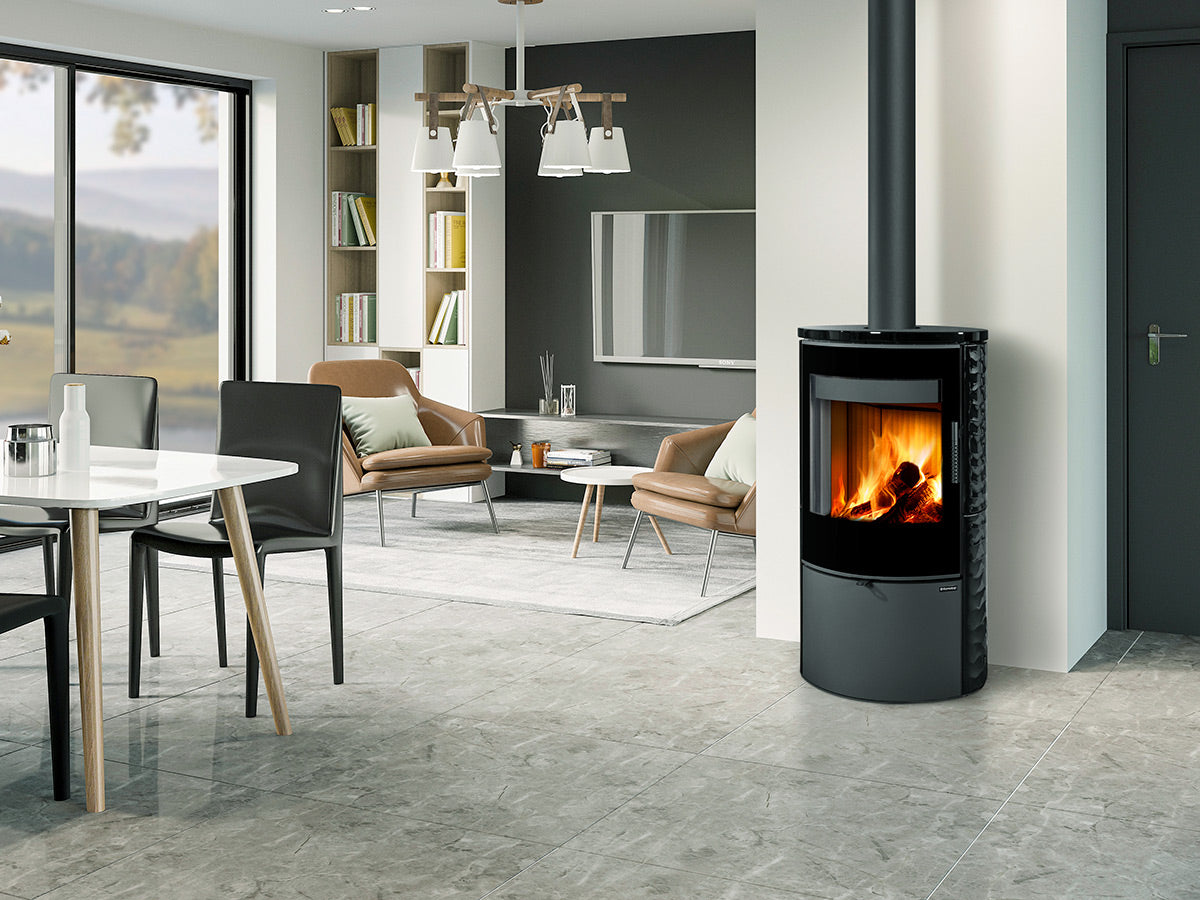 Soba metalica cu piatra neagra in relief Ovalis 11 instalata intr-un intr-un living contemporan