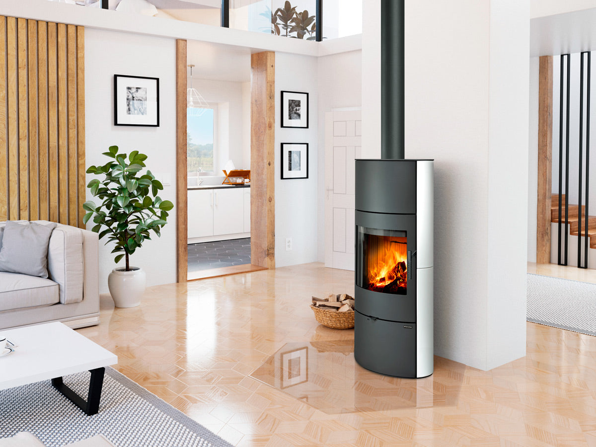 Soba ceramica cu acumulare Ovalis H 10 montata in living la munte cu stil rustic modern