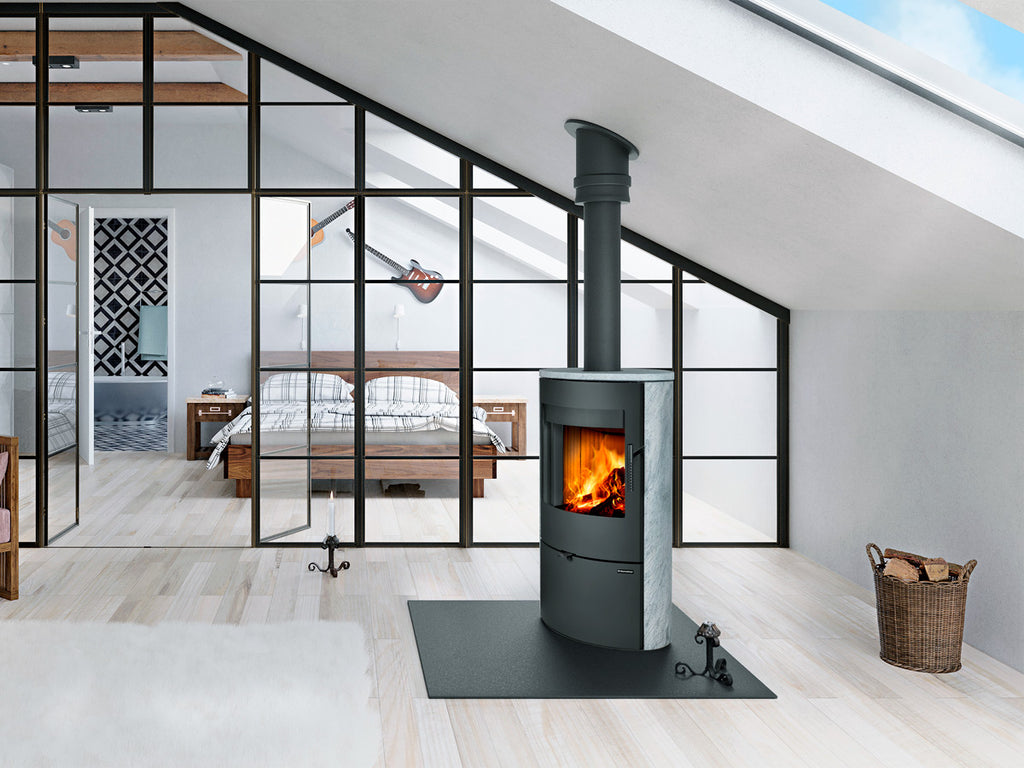 Soba metalica cu piatra serpentin gri Ovalis 22 instalata la mansarda in dormitar, intr-un design minimalist