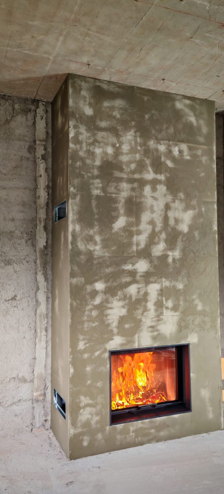 Focar de lemne montat in structura silicat, foc aprins, inainte de finisarea cu marmura clasica.