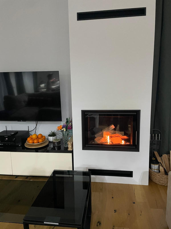 Semineu pe lemne modern, cu geam drept, foc aprins, montat in living langa televizor