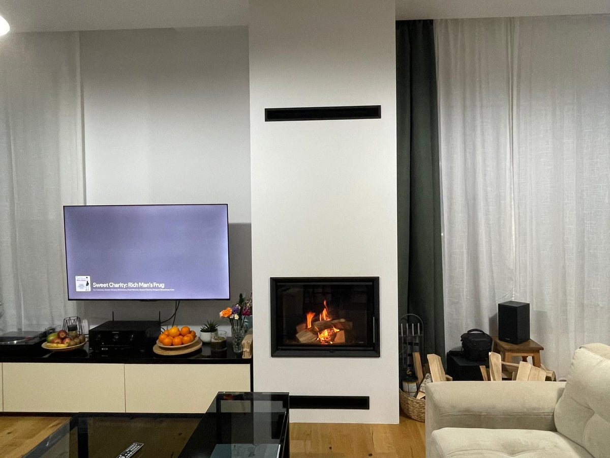 Semineu cu lemne montat in living, stil modern si minimalist, cu focar cu un singur geam