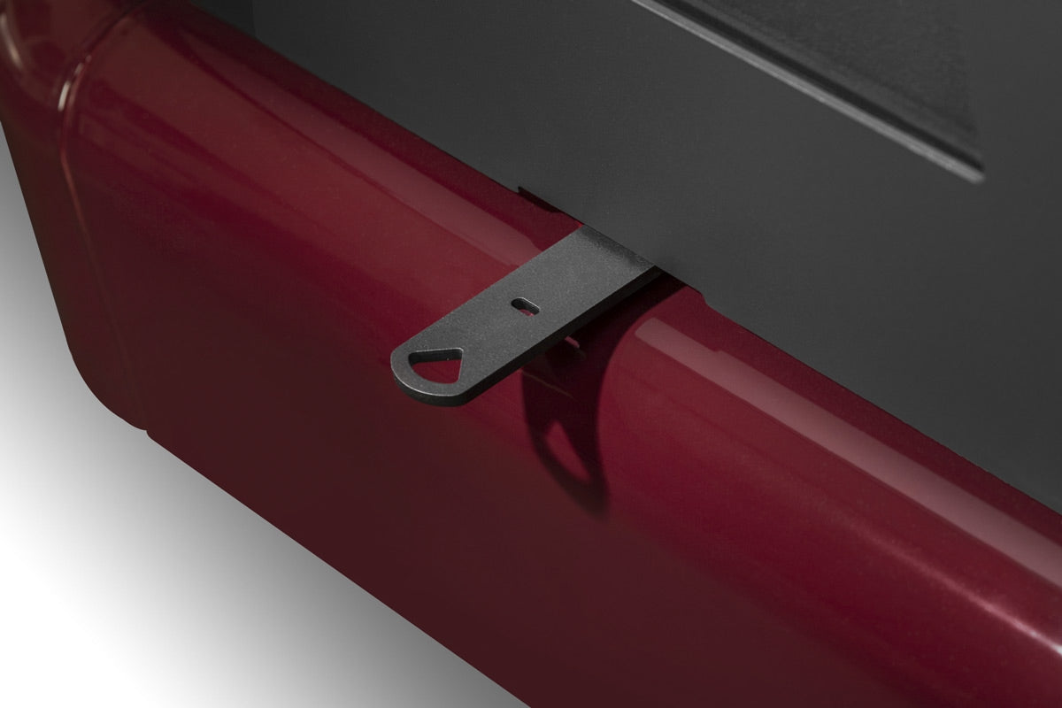 Soba lemne SIENA, cu laterale curbate din metal emailat visiniu lucios. Element superior si maner negru mat din metal.