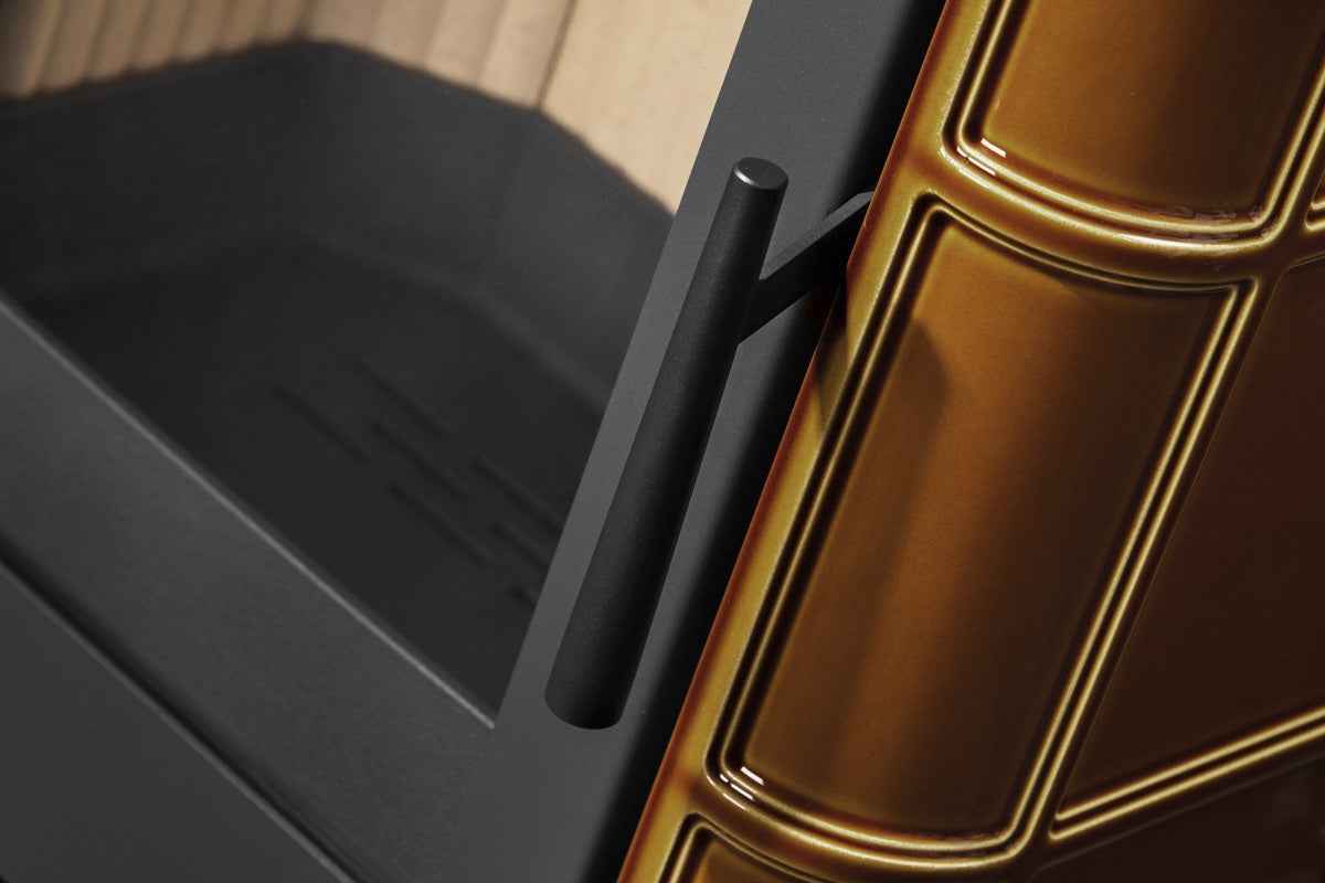Soba lemne SIENA, cu structura metalica neagra. Are usa cu geam, maner vertical negru si panou lateral din faianta maro lucioasa. Interiorul focarului este vizibil.