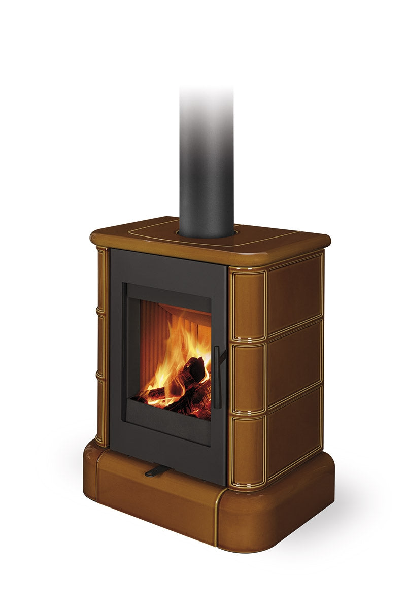 Soba lemne SIENA, forma cubica, laterale ceramica maro cu benzi aurii. Usa frontala neagra cu geam, foc vizibil. Tub evacuare negru.