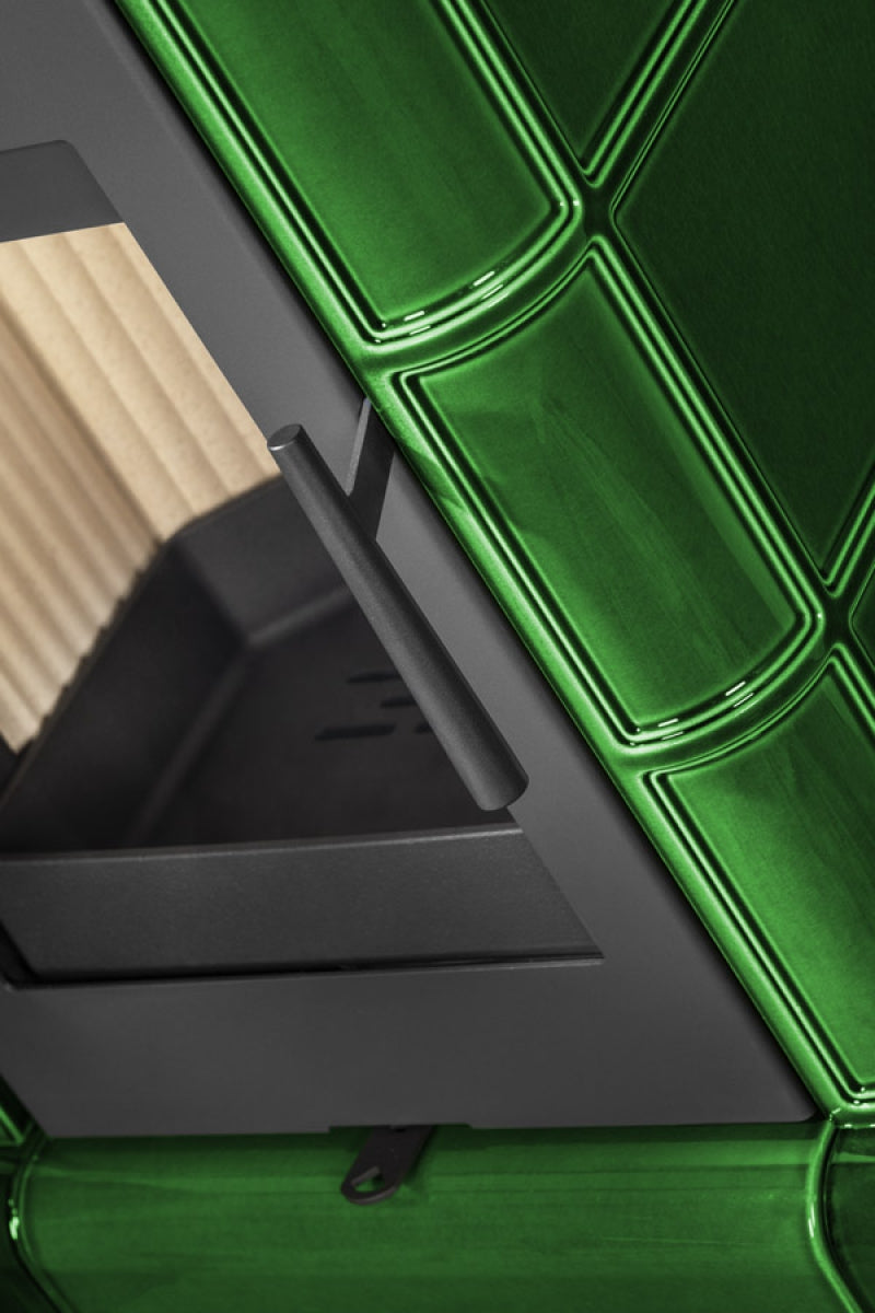Soba lemne SIENA, cu placi ceramice verzi lucioase, cu model in relief. Cadru metalic negru mat, maner cilindric si interiorul focarului.