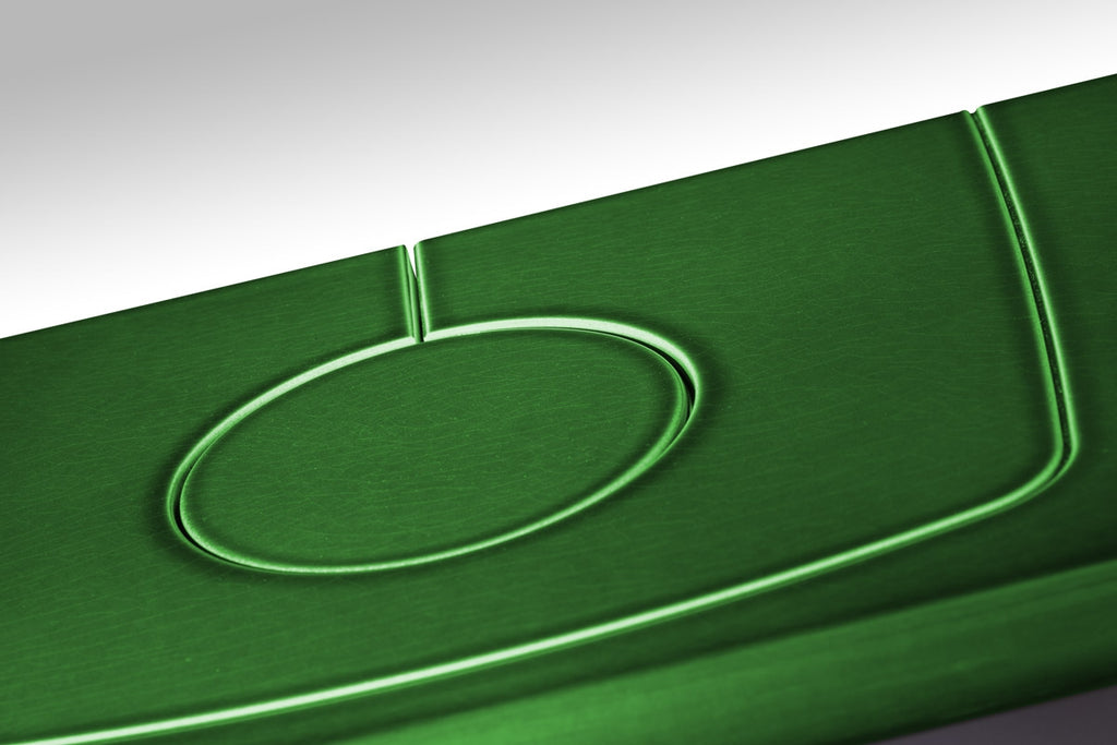 Soba lemne SIENA, detaliu verde intens, cu suprafata din ceramica texturata si un element decorativ oval, conturat de o linie in relief.