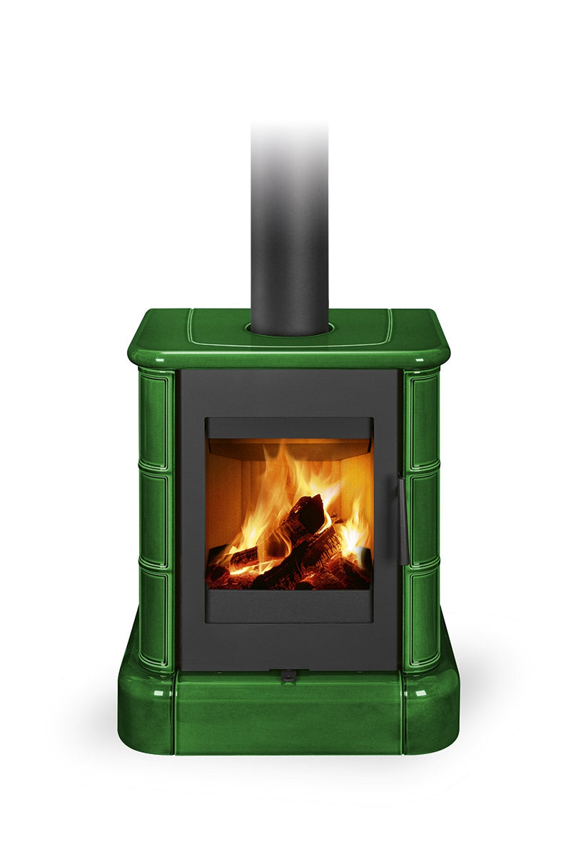 Soba lemne SIENA, verde lucios, forma dreptunghiulara cu placi ceramice. Usa frontala din sticla neagra, foc de lemne vizibil, burlan metalic.