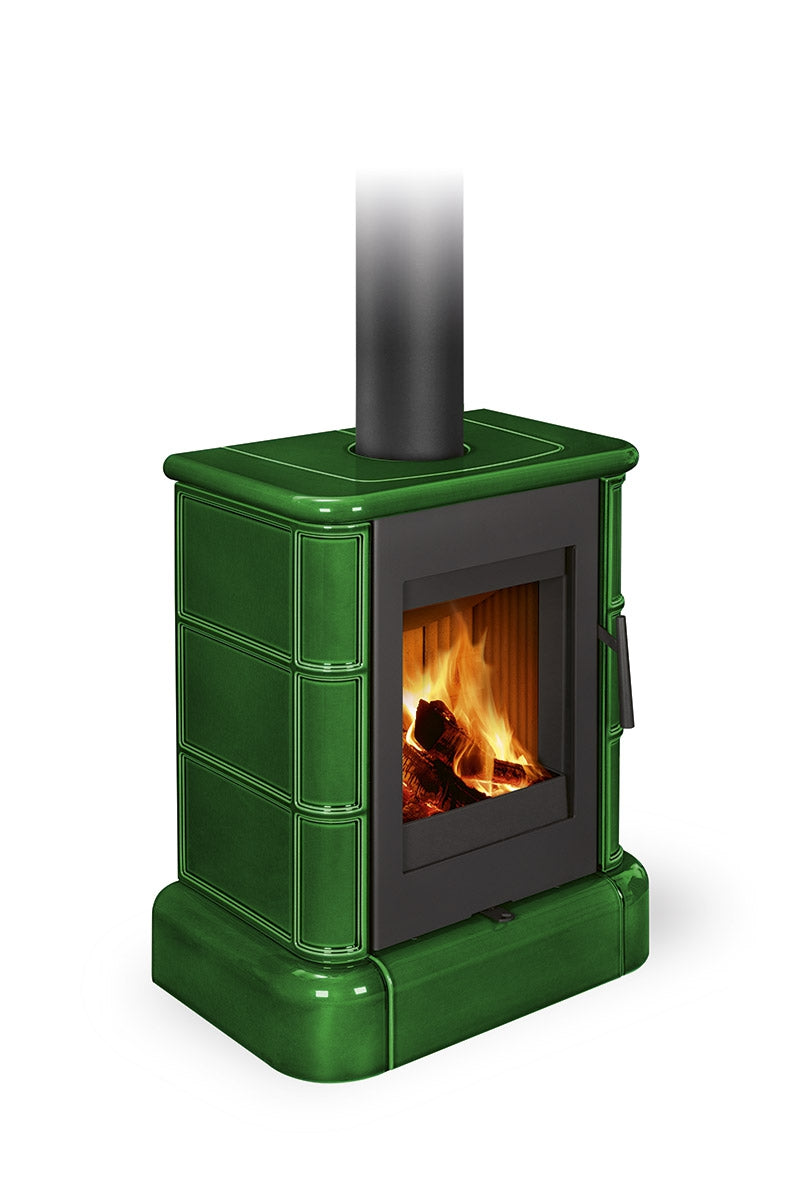 Soba lemne SIENA, verde smarald lucios, forma dreptunghiulara. Panouri ceramice, usa neagra cu geam si foc vizibil. Racord cos negru.