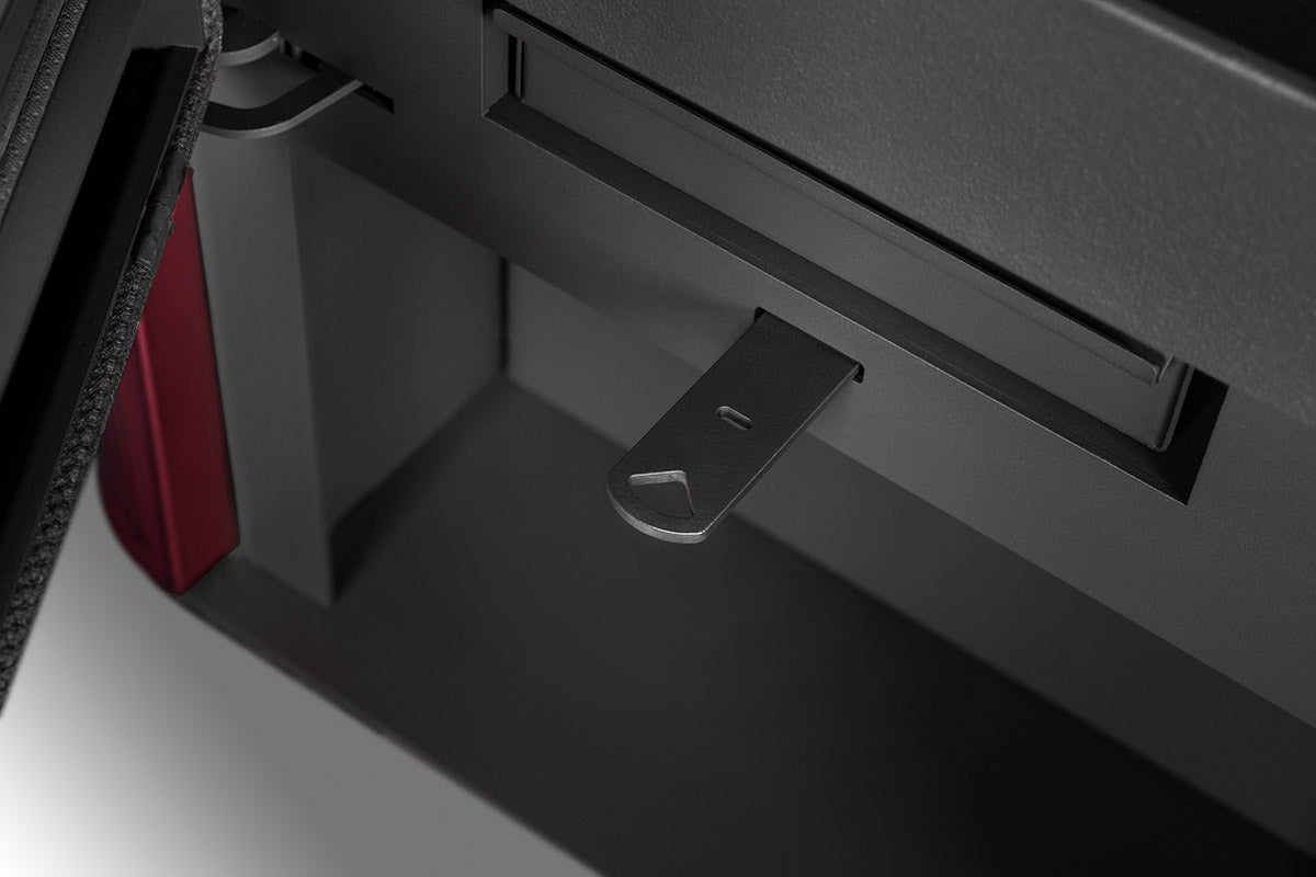 Soba lemne SIENA. Detaliu metalic gri antracit, cu accent rosu lateral. Element de reglaj metalic vizibil. Design robust.