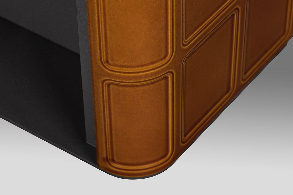 Soba lemne SIENA, detaliu. Panou decorativ lateral, curbat, din ceramica maro-caramel cu model geometric in relief. Baza si laterala din metal negru.